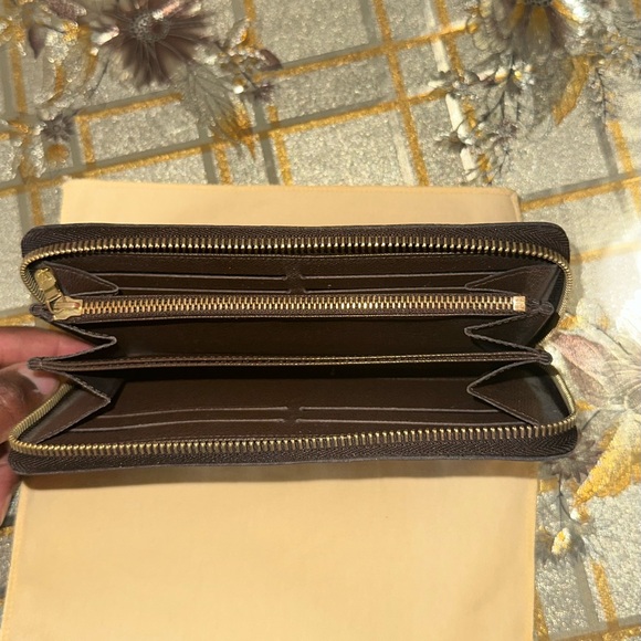 Authentic pre-owned LV Damier Ebene Zip-Around long Wallet - Picture 3 of 10